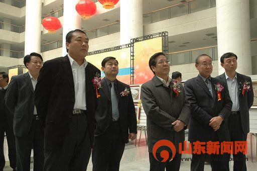 new_参观展览的十字绣作品.jpg